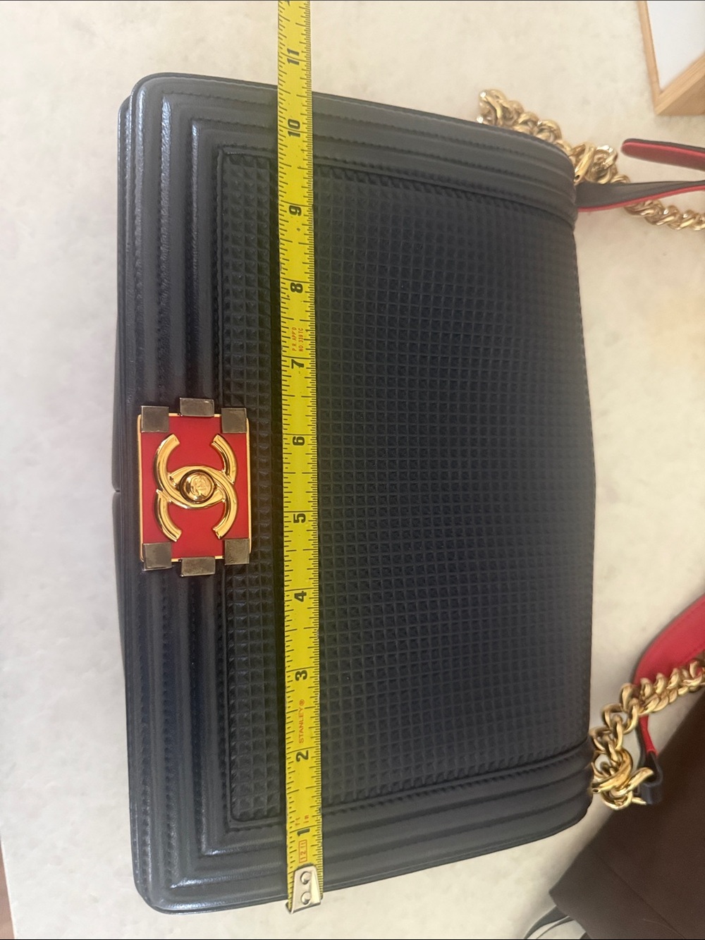 CHANEL Black Leather Shoulder Bag with Gold Chain and Red Accent - Picture 15 of 16